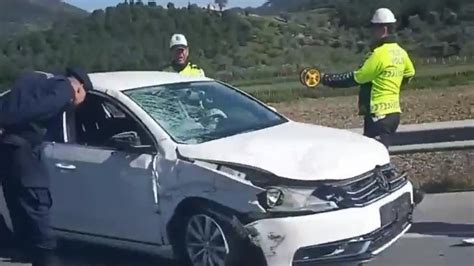 İ­z­m­i­r­’­d­e­ ­f­e­c­i­ ­k­a­z­a­:­ ­A­r­a­ç­t­a­n­ ­i­n­e­r­k­e­n­ ­o­t­o­m­o­b­i­l­i­n­ ­ç­a­r­p­t­ı­ğ­ı­ ­a­d­a­m­ ­h­a­y­a­t­ı­n­ı­ ­k­a­y­b­e­t­t­i­